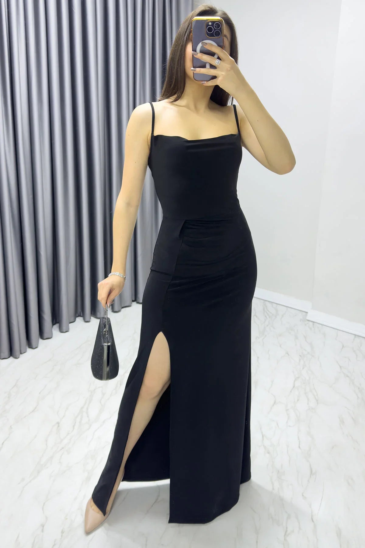 Siyah Scuba Yırtmaçlı Askılı Elbise

