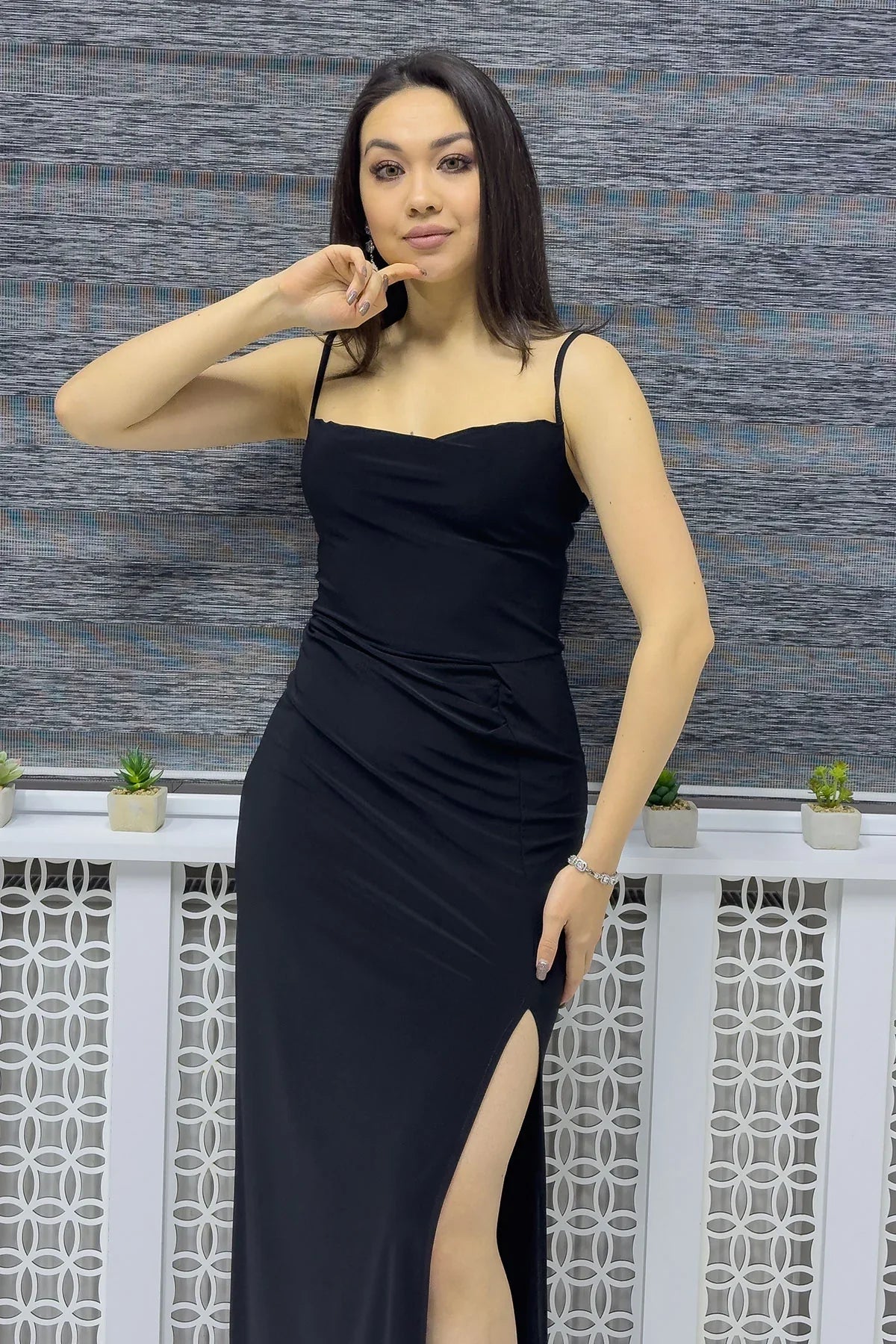 Siyah Scuba Yırtmaçlı Askılı Elbise

