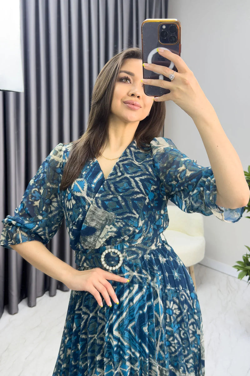 Mavi Desenli Pileli Kısa Kol Taş Kemerli Şifon Elbise