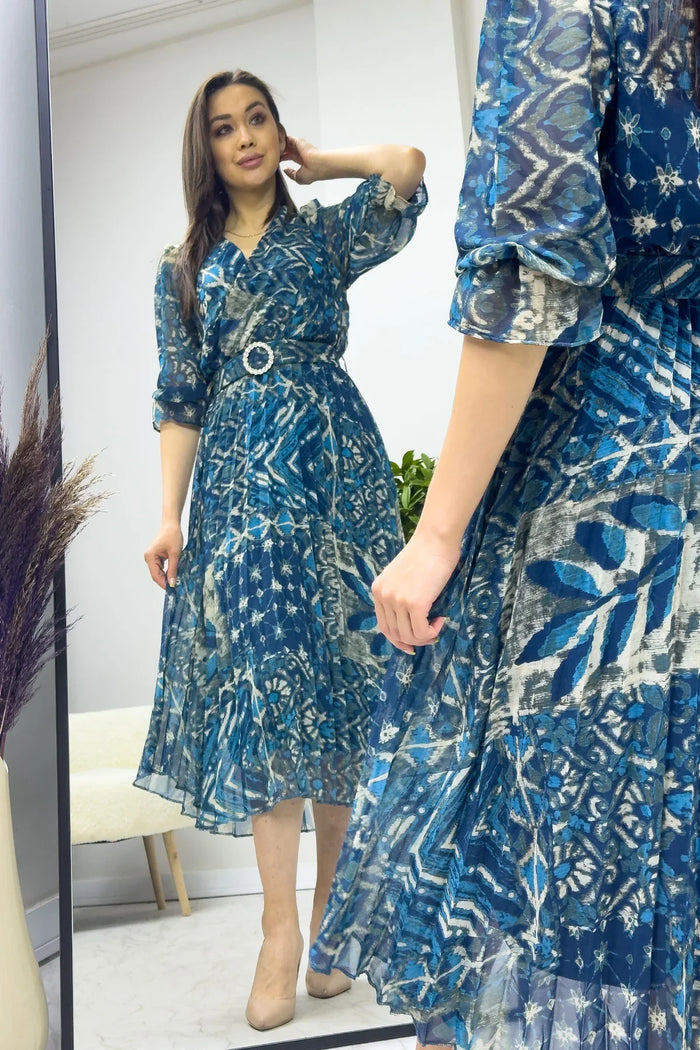 Mavi Desenli Pileli Kısa Kol Taş Kemerli Şifon Elbise