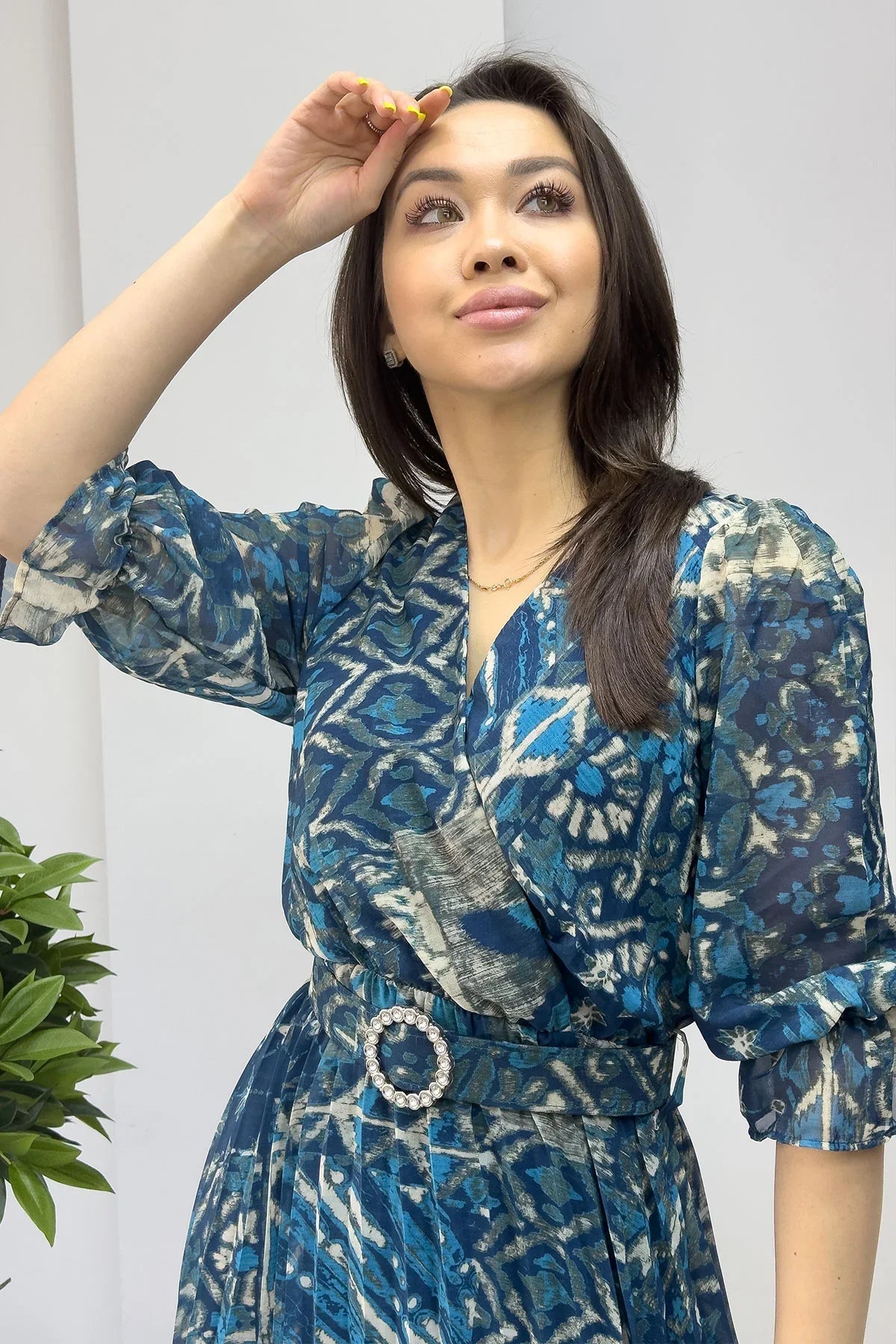 Mavi Desenli Pileli Kısa Kol Taş Kemerli Şifon Elbise