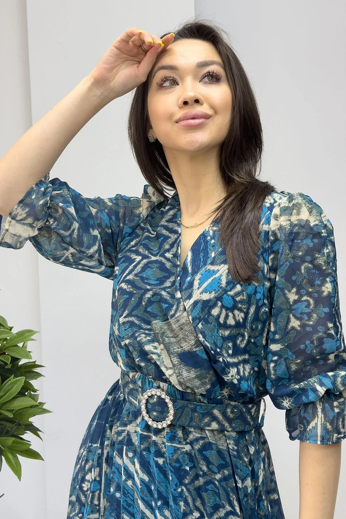 Mavi Desenli Pileli Kısa Kol Taş Kemerli Şifon Elbise