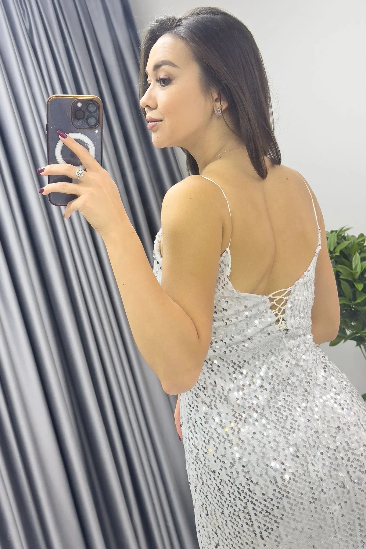 Beyaz İp Askılı Sırt Dekolte İp Bağlamalı Pul Payet Tasarım Kuyruklu Abiye