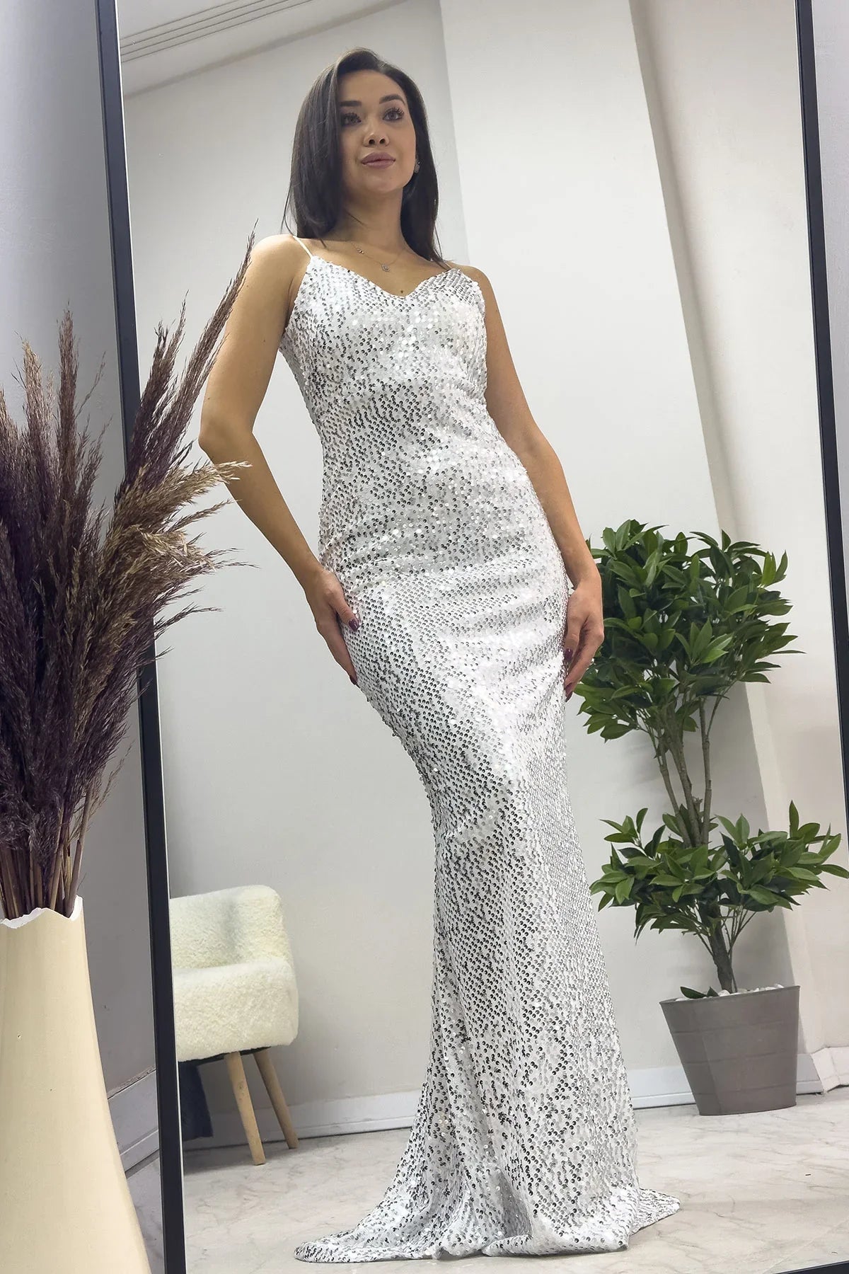 Beyaz İp Askılı Sırt Dekolte İp Bağlamalı Pul Payet Tasarım Kuyruklu Abiye