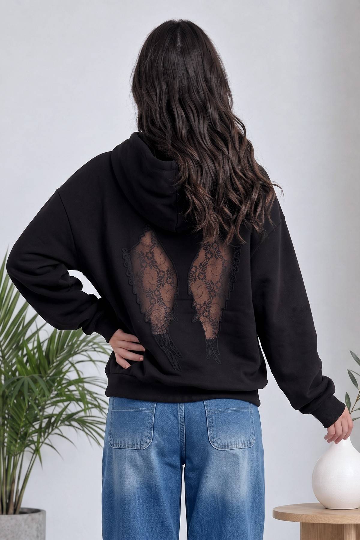 The ZKS siyah kapüşonlu sweatshirt, arkada dantel melek kanadı detayıyla, arka görünüm