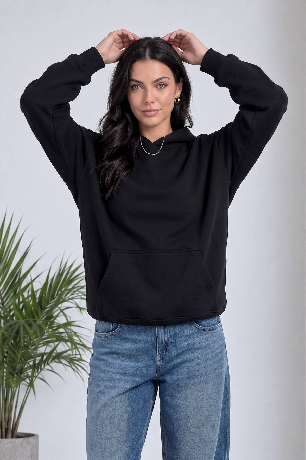 Model, The ZKS siyah kapüşonlu sweatshirt ile ellerini saçında, önden görünüm