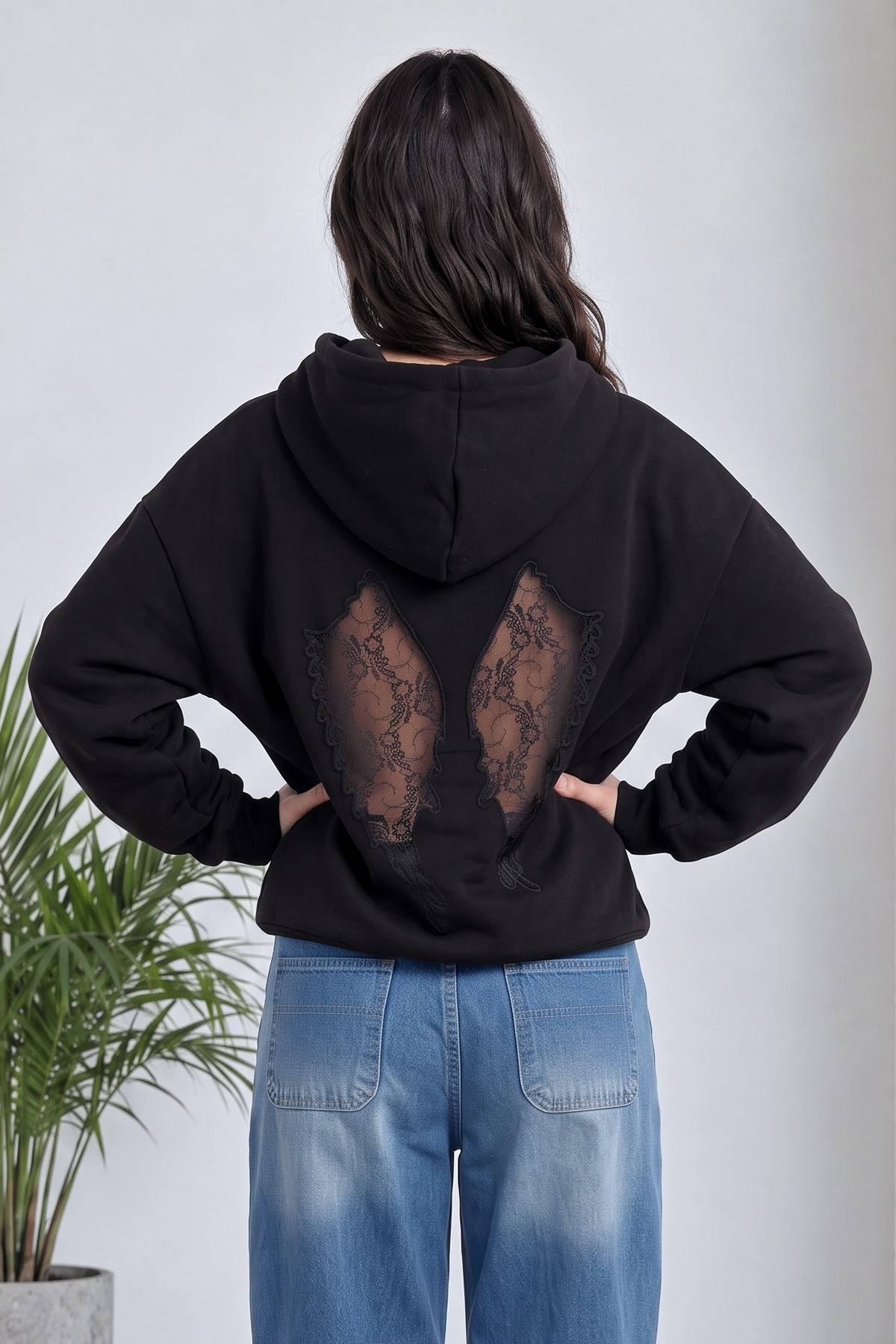 The ZKS siyah kapüşonlu sweatshirt, arkada zarif dantel melek kanadı detayı, arka görünüm
