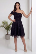 The ZKS siyah tek omuzlu şık abiye elbise ön tam boy duruş