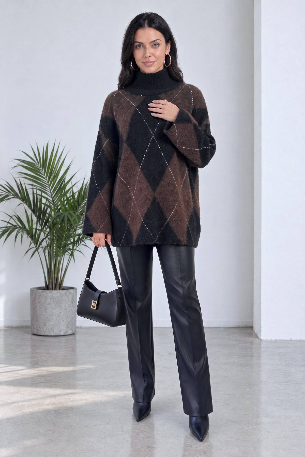 Model, The ZKS baklava desenli triko kazağını giymiş, elinde çanta tutuyor, önden görünüm.