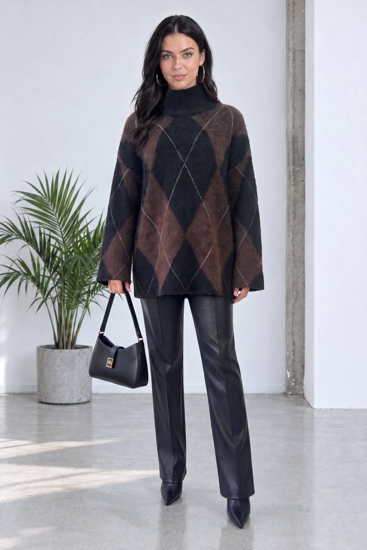 The ZKS baklava desenli triko kazak, oversize kesimiyle rahat bir stil sunuyor, yan duruş.