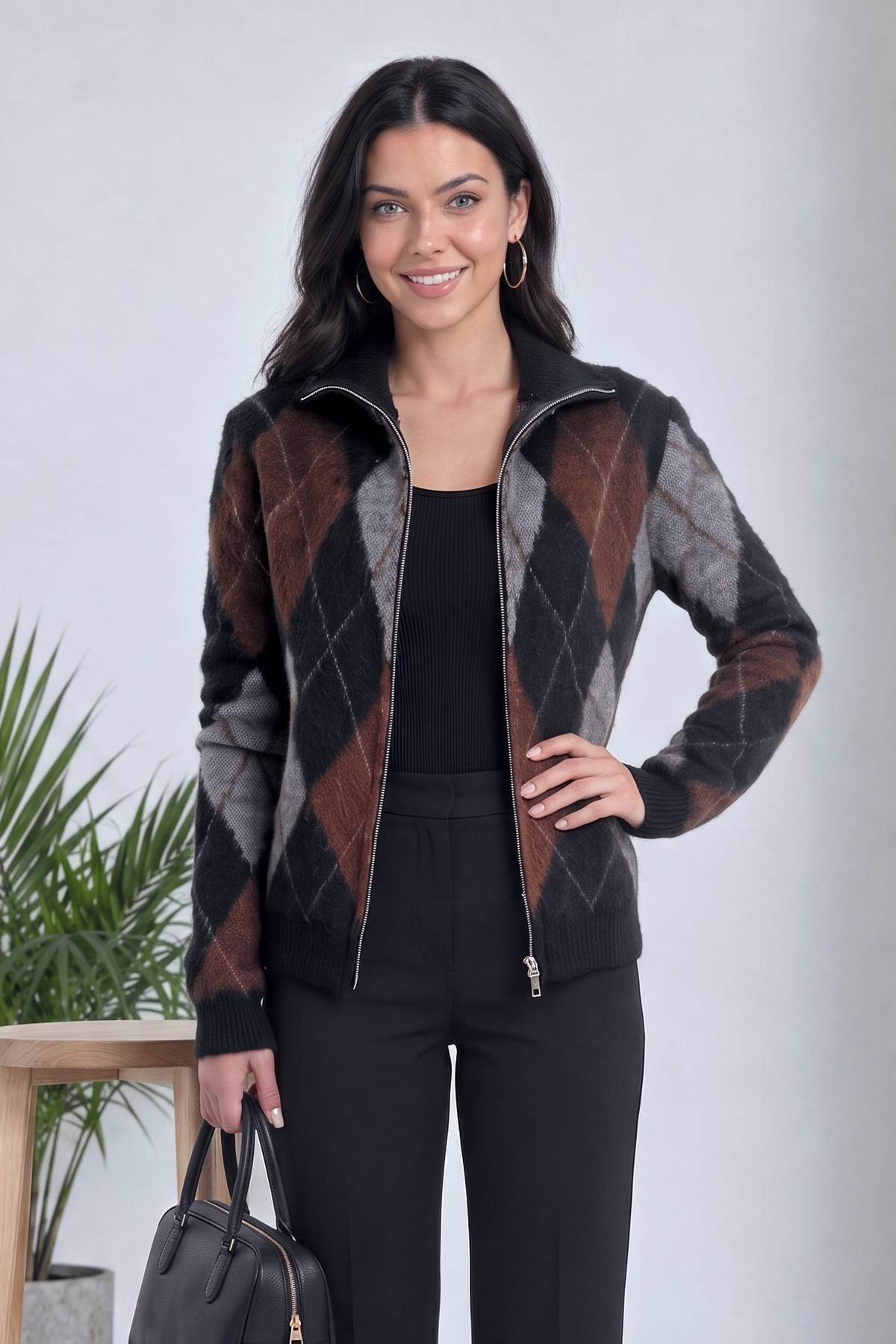 Modelin elinde çanta ile The ZKS baklava desenli fermuarlı hırka ön görünüm