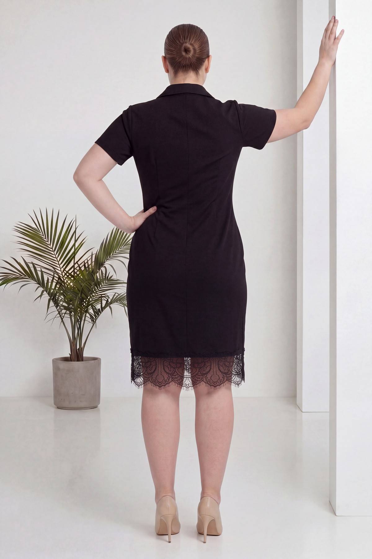 The ZKS büyük beden siyah elbise, ceket yaka, kısa kollu, arkadan görünüm, dantel detaylı etek ucu.