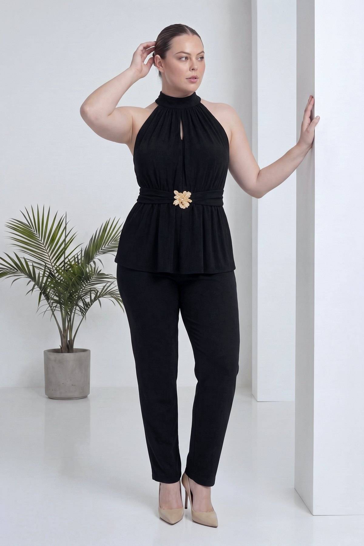 The ZKS büyük beden siyah halter yaka peplum bluz ve pantolon takım ön görünüm
