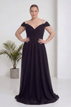 The ZKS büyük beden siyah kruvaze abiye elbise, V yaka, kruvaze kesim, omuzları açık, zincir askılı