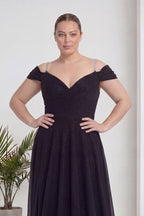 Büyük beden siyah abiye elbise ön planda, V yaka, kruvaze detayları ve omuzları açık tasarım