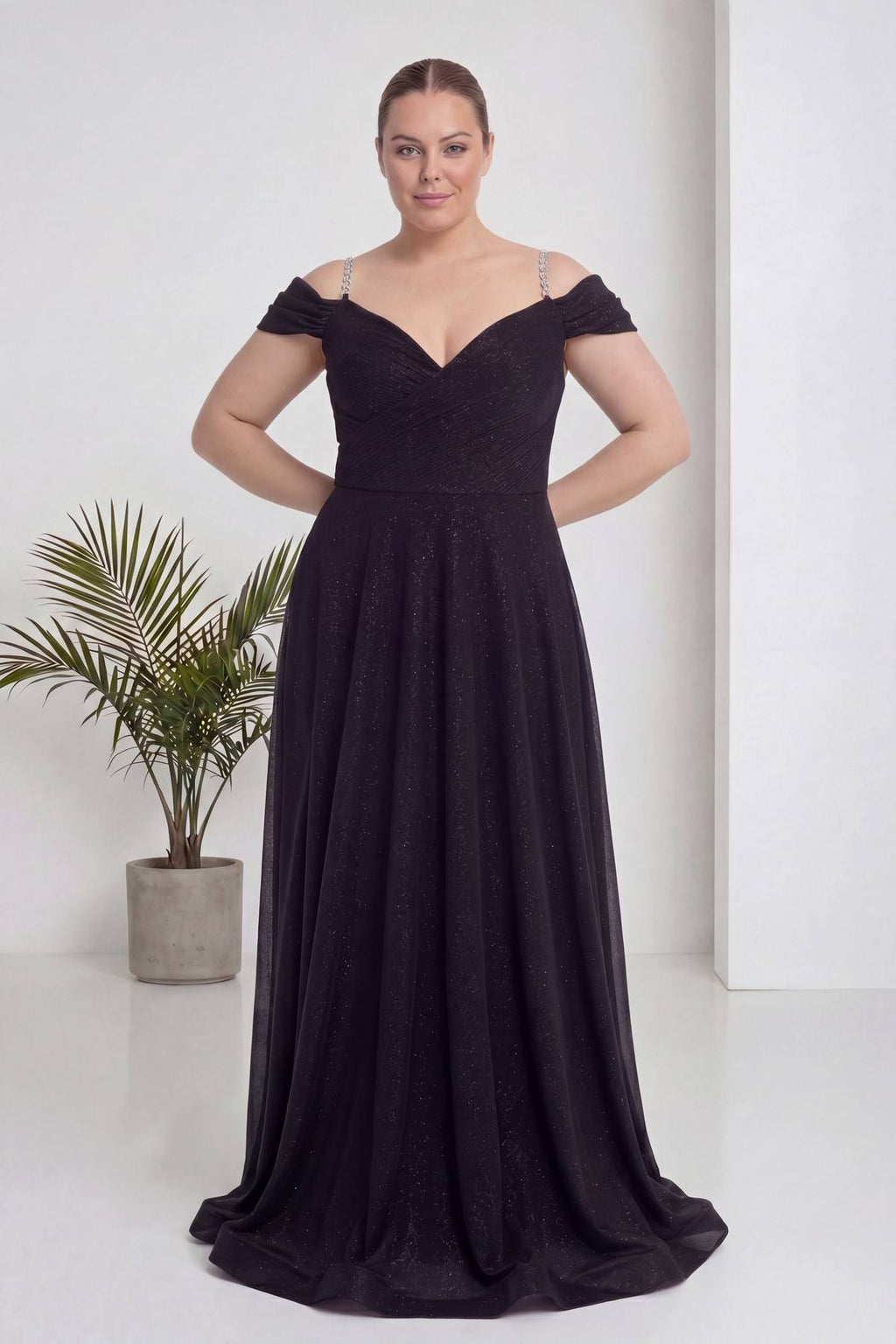 Model üzerinde The ZKS siyah kloş piliseli kruvaze abiye elbise, tam boy görünüm