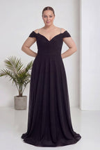 Model üzerinde The ZKS siyah kloş piliseli kruvaze abiye elbise, tam boy görünüm