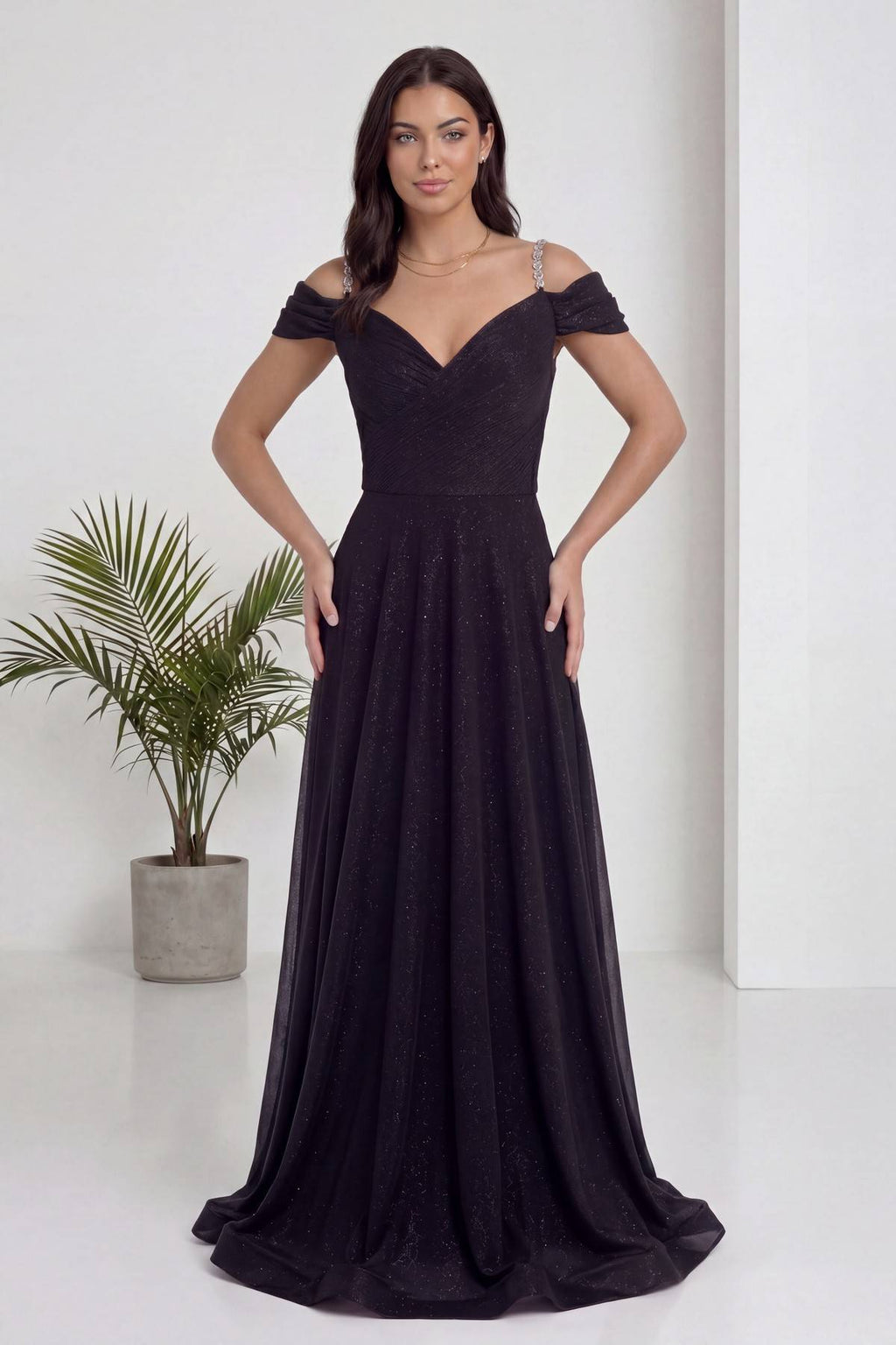 Genç kadın üzerinde The ZKS siyah kruvaze abiye elbise, V yaka, omuzları açık, zarif zincir askılar