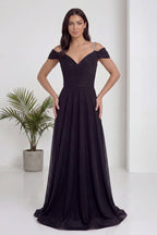 Genç kadın üzerinde The ZKS siyah kruvaze abiye elbise, V yaka, omuzları açık, zarif zincir askılar