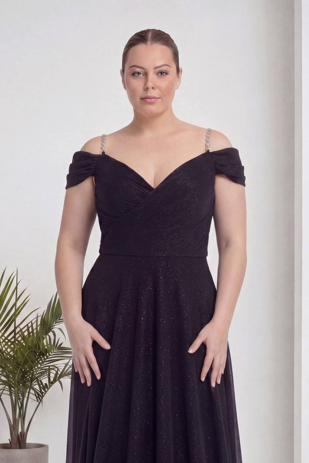 Büyük beden modelin yüzüne odaklanılmış, The ZKS siyah abiye elbise, V yaka, omuzları açık