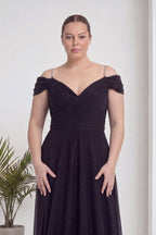 Büyük beden modelin yüzüne odaklanılmış, The ZKS siyah abiye elbise, V yaka, omuzları açık