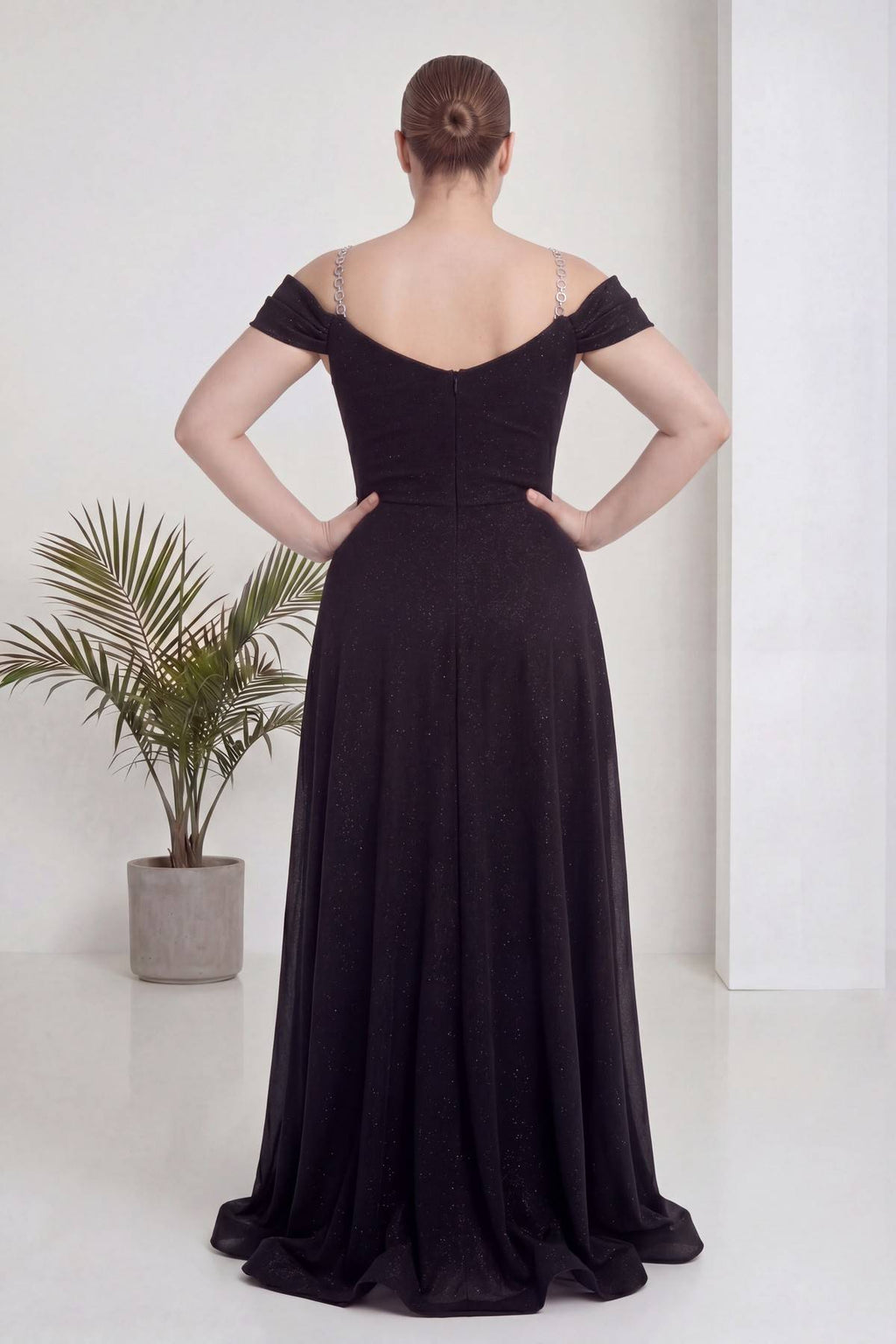 The ZKS siyah kruvaze abiye elbisenin arkadan görünümü, V sırt dekoltesi ve zincir askı detayı