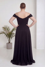 The ZKS siyah kruvaze abiye elbisenin arkadan görünümü, V sırt dekoltesi ve zincir askı detayı