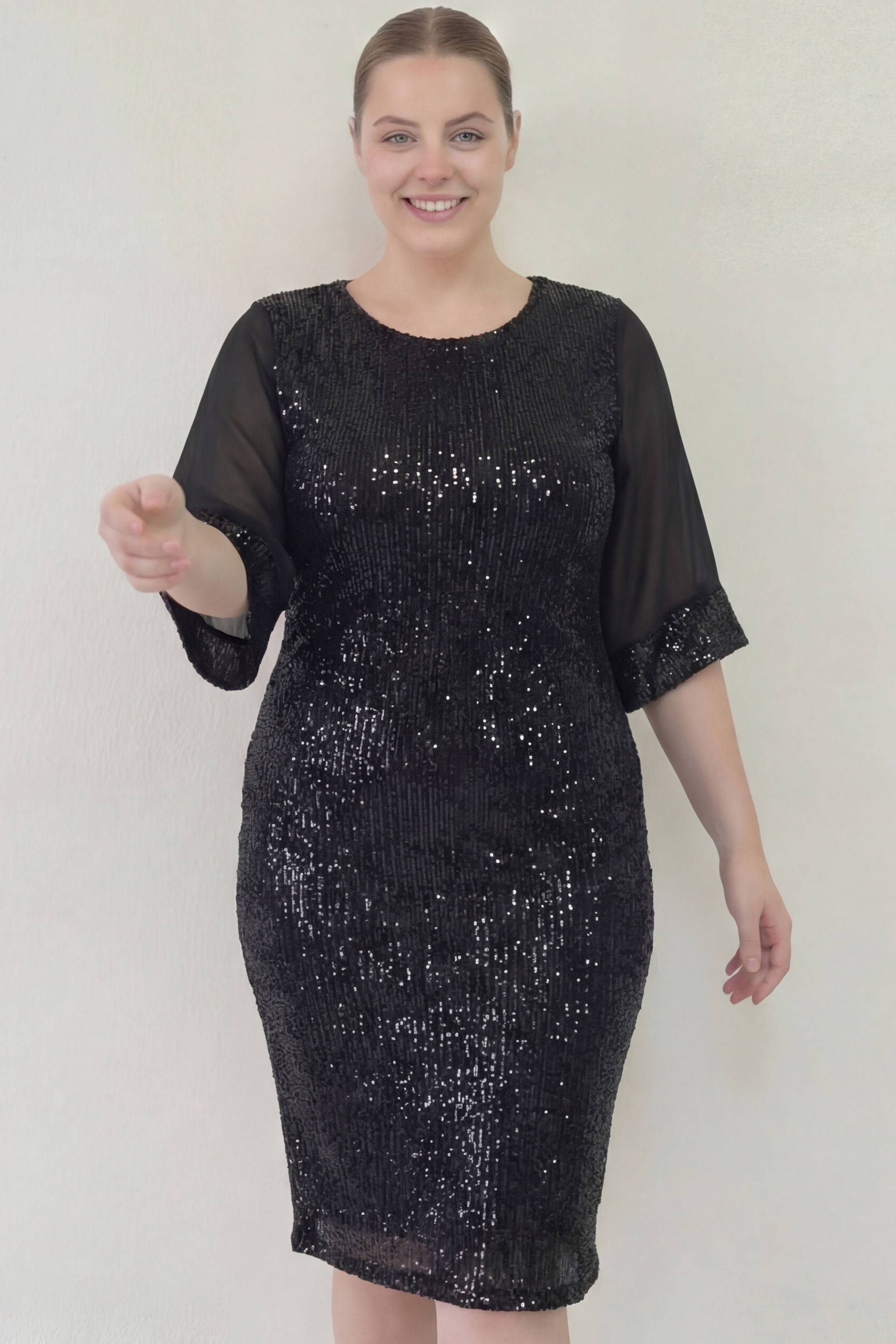 ZKS büyük beden siyah pulpayet midi abiye elbise, model elini uzatıyor