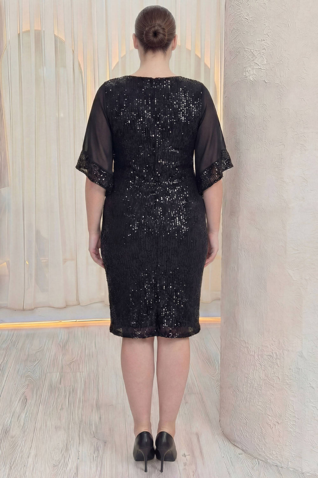 ZKS büyük beden siyah pulpayet midi abiye elbise, modelin arkadan görünümü