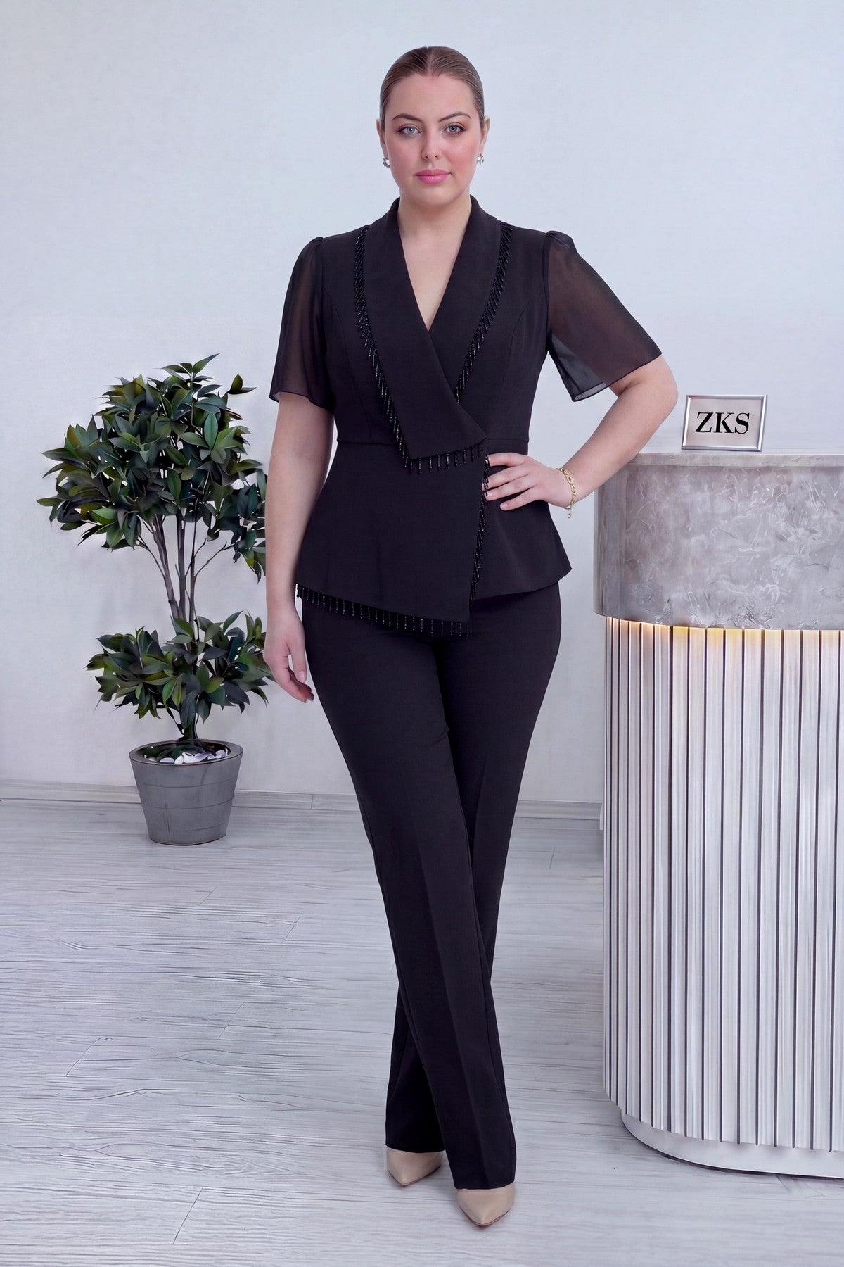 The ZKS büyük beden siyah taş detaylı kruvaze ikili takım, ön görünüm, şık ve zarif