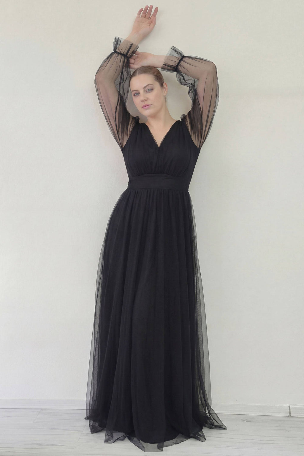 ZKS büyük beden siyah tül abiye elbise, kolları başının üzerinde, V yaka ve tül detayları