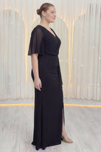 The ZKS büyük beden siyah abiye elbise, şifon kol detayı, yan görünüm, yırtmaçlı etek