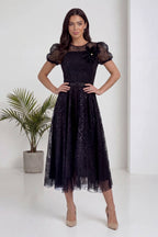 Siyah The ZKS midi abiye elbise, ince kemer detayı ve dökümlü etek kısmı görünümü