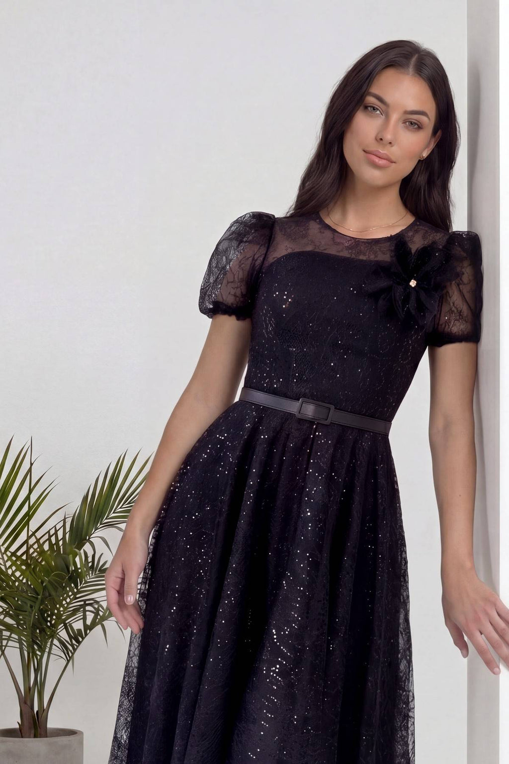 Model, The ZKS siyah dantel abiyesini farklı açılardan gösteren kolajın sağ alt köşesinde