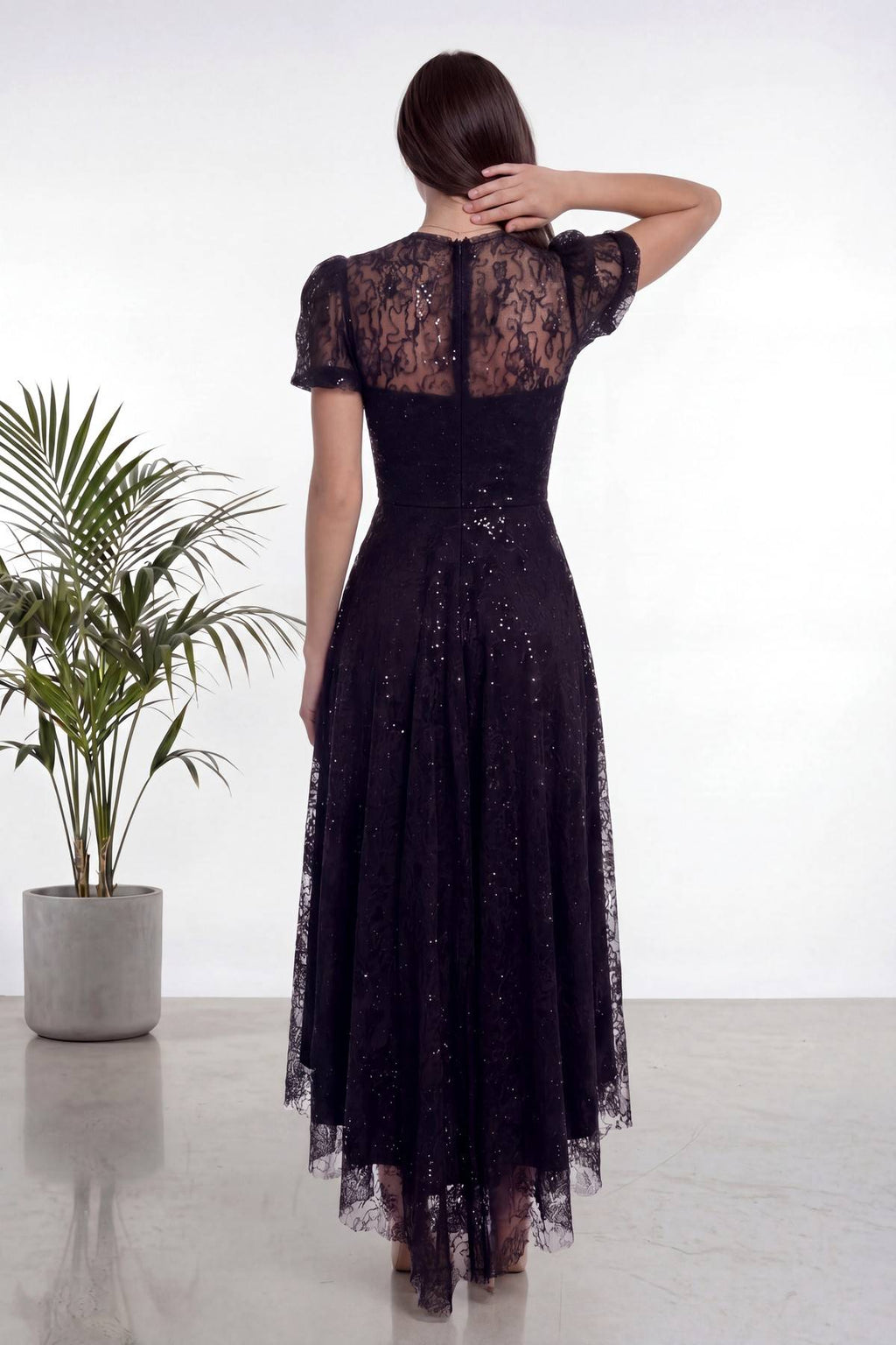 The ZKS siyah dantel midi abiye elbisesinin arkadan görünümü, şeffaf dantel sırt detayı belirgin