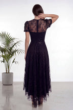 The ZKS siyah dantel midi abiye elbisesinin arkadan görünümü, şeffaf dantel sırt detayı belirgin