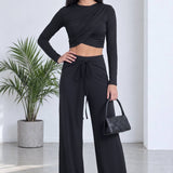 Siyah Drapeli Crop Bluz ve Bağlama Detaylı Pantolon Takımı