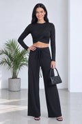 The ZKS siyah drapeli crop bluz ve bağlama detaylı geniş paça pantolon takımı ön tam görünüm