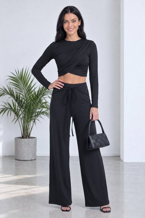 The ZKS siyah drapeli crop bluz ve bağlama detaylı geniş paça pantolon takımı ön tam görünüm