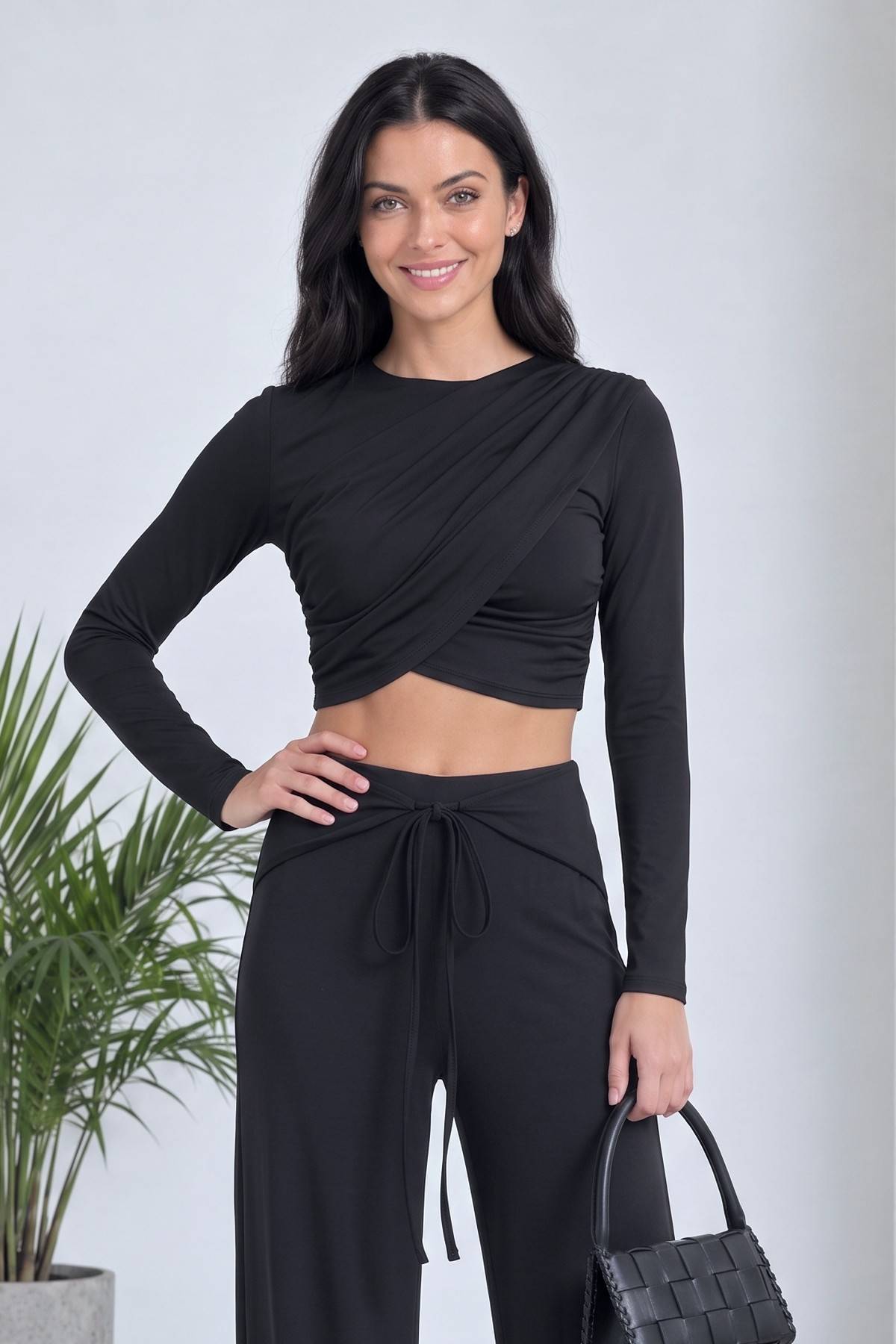 The ZKS siyah crop bluz ve geniş paça pantolon takımı bel detayları ve bağlama ipi görünümü