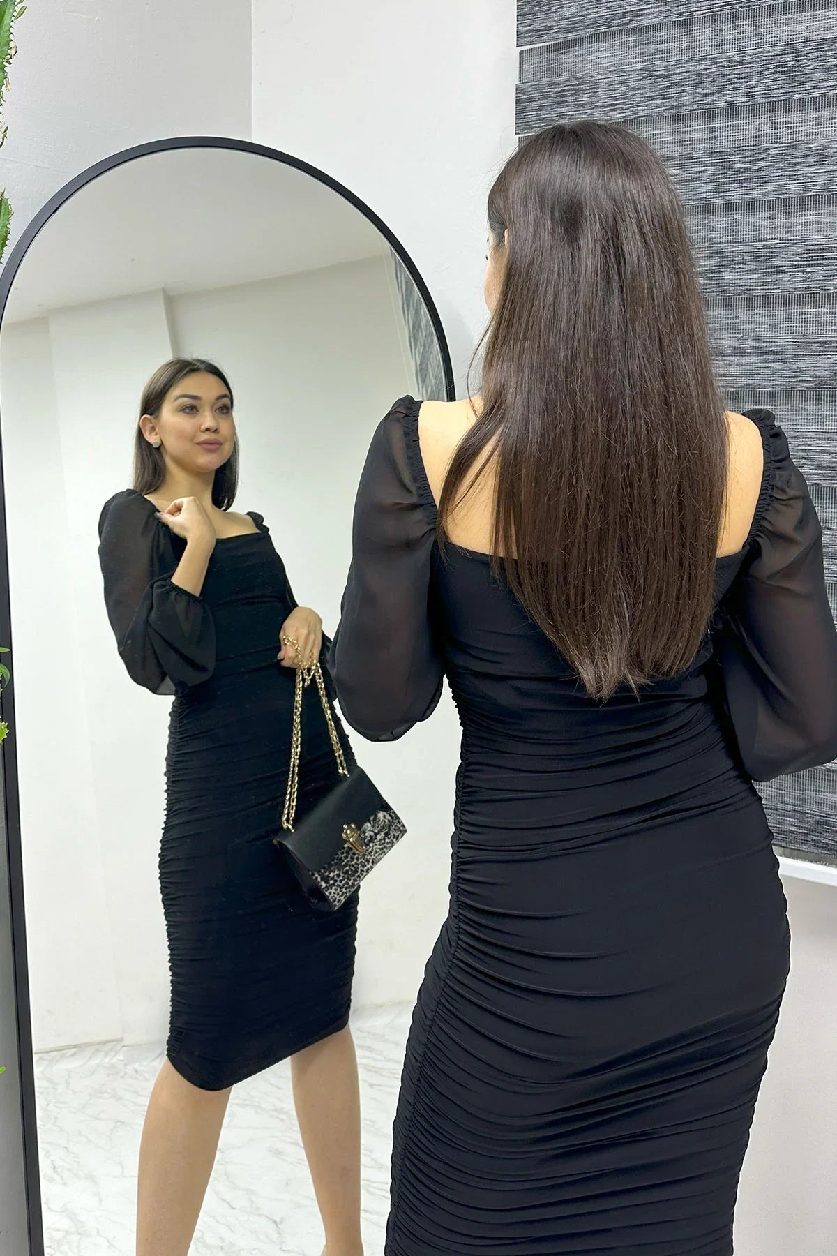 Siyah Kare Yaka Drapeli Elbise

