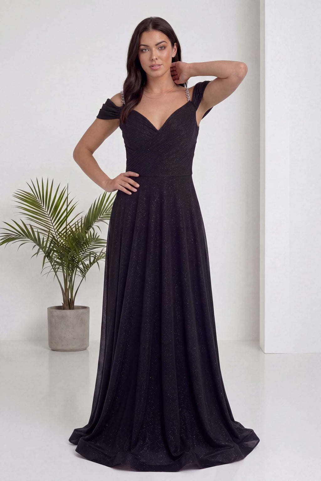 Siyah simli piliseli abiye elbise The ZKS modeli zarif duruşuyla ön planda