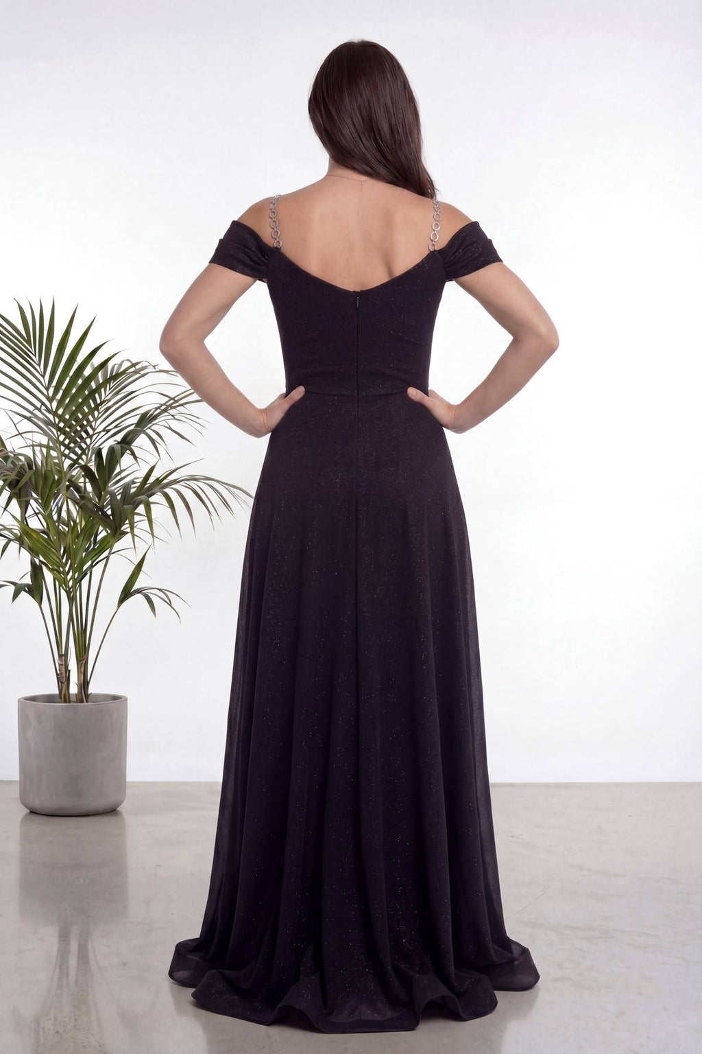 The ZKS siyah simli piliseli abiye elbisenin zarif sırt dekoltesi ve zincir detayları