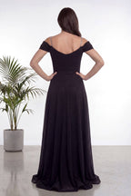 The ZKS siyah simli piliseli abiye elbisenin zarif sırt dekoltesi ve zincir detayları