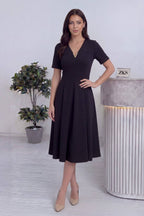 Önden pileli mdi boy siyah günlük için elbise, gold v yaka aksesuarlı 