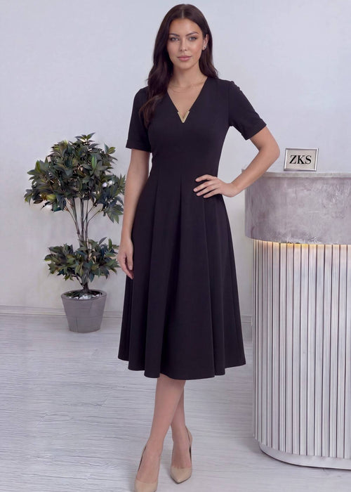 Siyah V Yaka Pileli Midi Elbise – Zamansız Günlük Şıklık