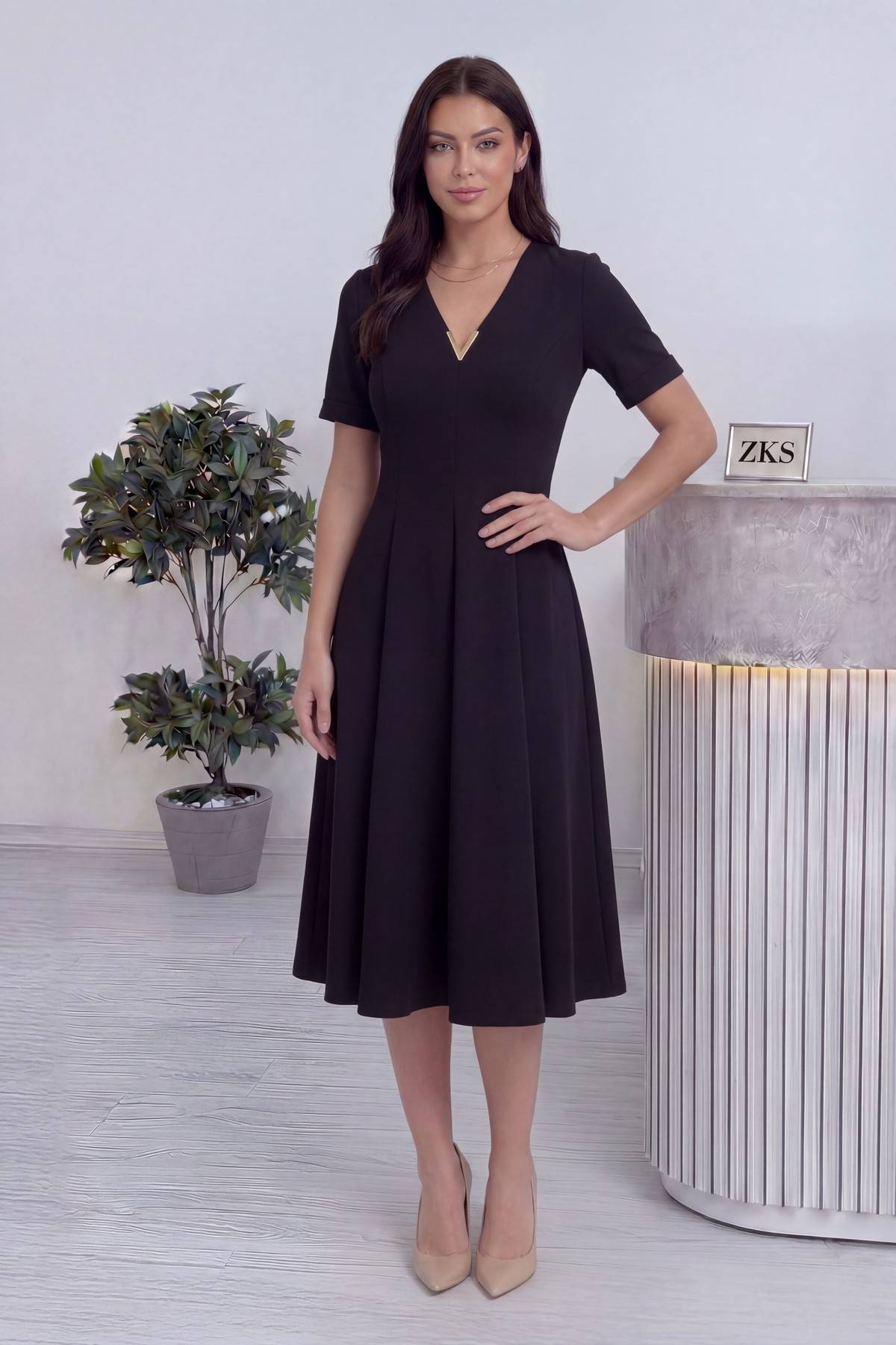 Midi boy pileli siyah günlük elbise, gold yaka aksesuarlı, önden 