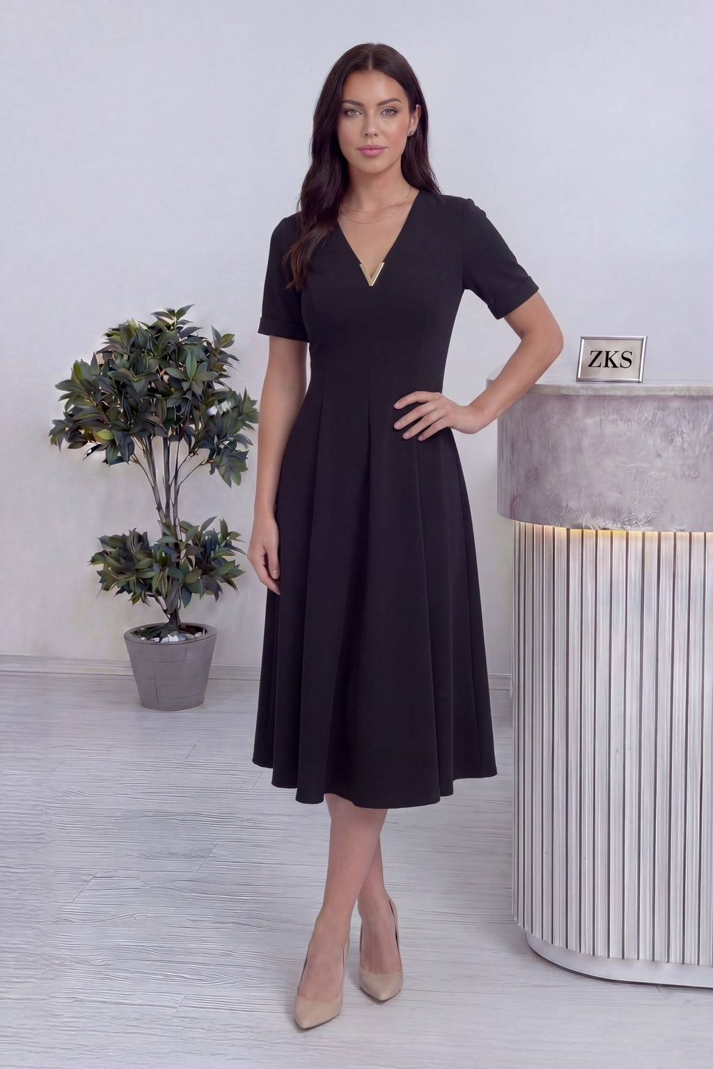 V yaka, gold aksesuarlı, kısa kol, pileli, siyah midi elbise 