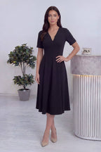 V yaka, gold aksesuarlı, kısa kol, pileli, siyah midi elbise 