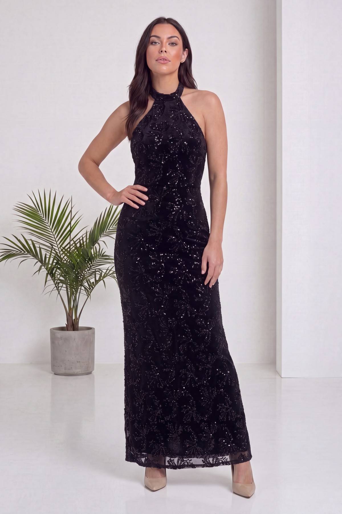 The ZKS siyah halter yaka işlemeli maxi boy abiye elbise ön planda